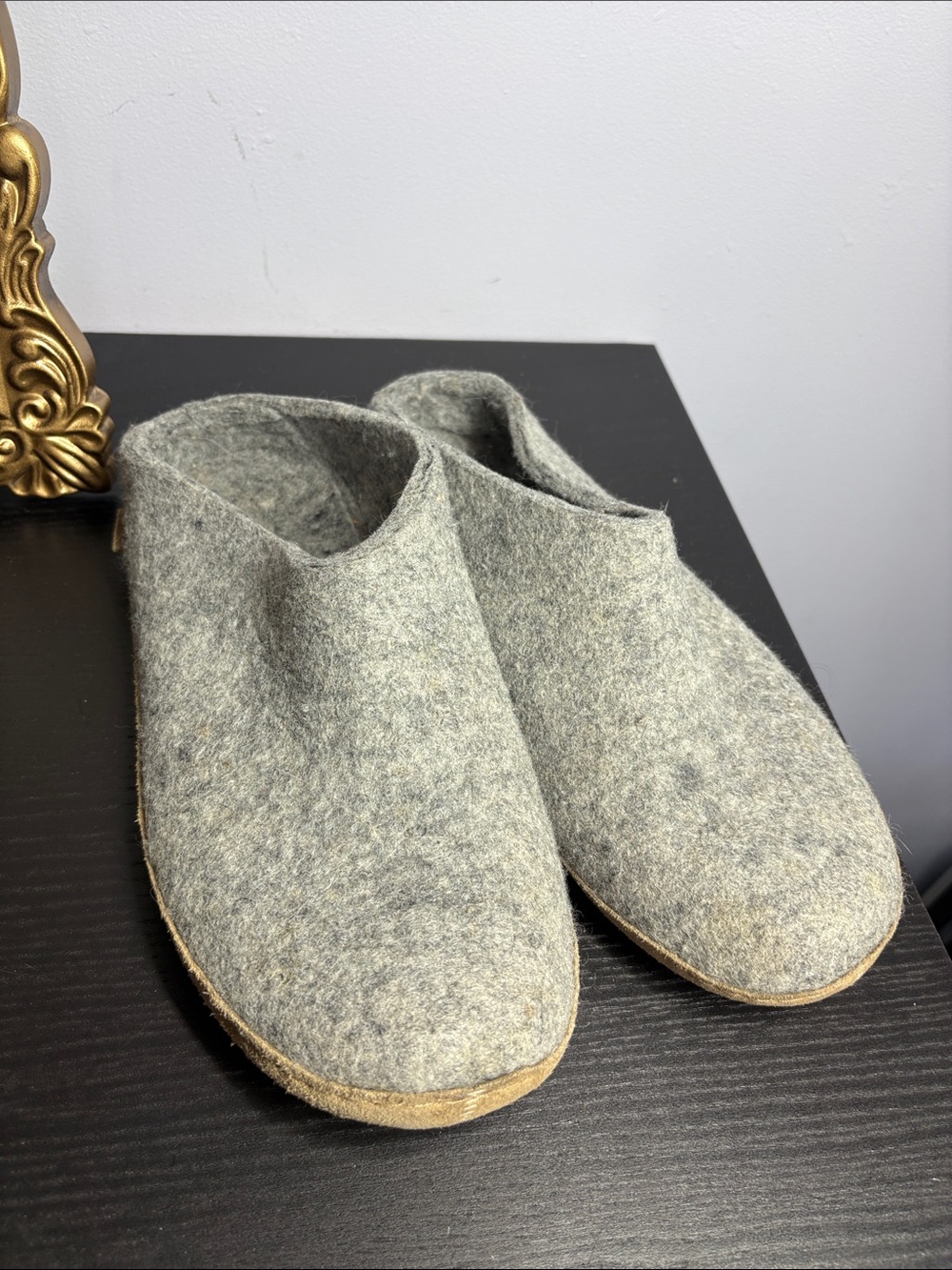 Gray Felt Slip-On Slippers with Suede Trim